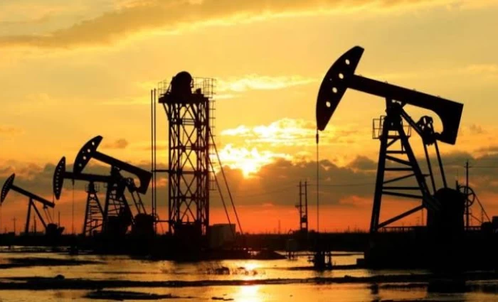 Πετρέλαιο: Βουτιά 8% για το αργό στην εβδομάδα – Κέρδη σχεδόν 1% για το Brent